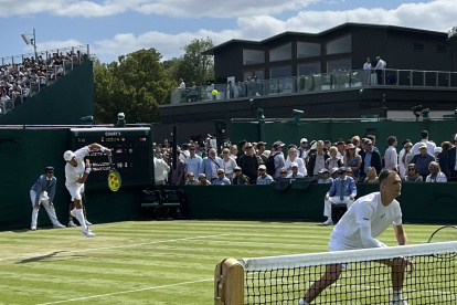 El tenista manabita durante un saque del cotejo de dobles ante un buen marco de público.