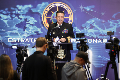 El comandante de la Armada de Colombia, almirante Francisco Hernando Cubides Granados, habla durante una rueda de prensa este miércoles, en Bogotá (Colombia).