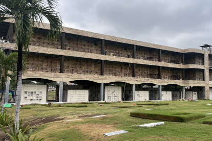 Sepultura. 32 cuerpos yacen en 9 nichos de Jardines de Esperanza.