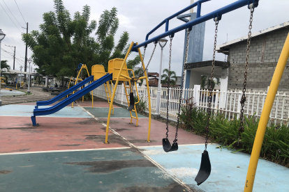 El deterioro es evidente en el área de los juegos infantiles.
