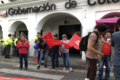 Se desarrolla plantón frente a la gobernación de Cotopaxi