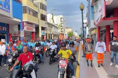 Manifestantes avanzan por la Avenida 25 de Junio en Machala.