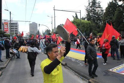 Manifestantes en Quito se dirigen al centro de la ciudad.