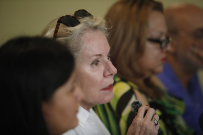 Paulita Pike, representante de la asociación católica Cultura Romeriana, habla en conferencia de prensa en San Salvador.