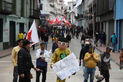 Manifestantes en Quito se dirigen al centro de la ciudad. Llevan banderas, pancartas y hasta disfraces.