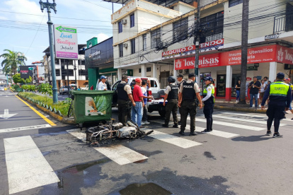 Efecto. Ayer, tras un intento de robo en el centro de Quevedo la población le quemó la moto al antisocial.