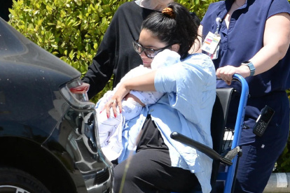 Vanessa Hudgens saliendo del hospital
