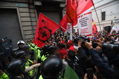 Los manifestantes del paro nacional forcejearon con los policías, cuando intentaban ingresar a la calle Bolívar, desde la Plaza de Santo Domingo, en Quito.