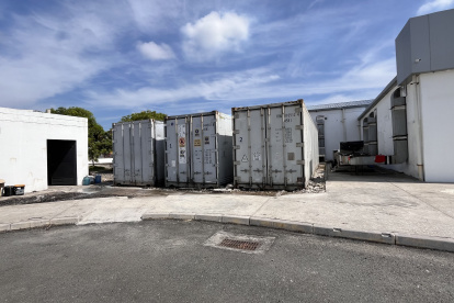 Morgue. En los tubos del lado derecho se observan ropas tiradas. Moradores denunciaron a EXPRESO que los hedores los respiran desde el 2000.