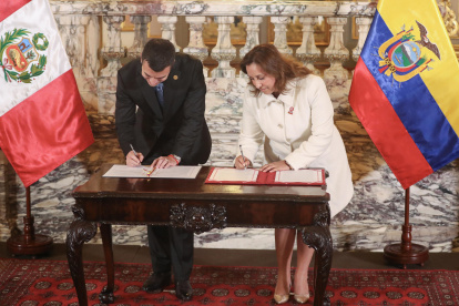 El presidente de Ecuador, Daniel Noboa, y su homóloga peruana, Dina Boluarte, firman acuerdos este jueves, en el Palacio Nacional en Lima.