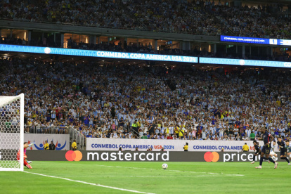Enner Valencia cobrando el penal ante Argentina.
