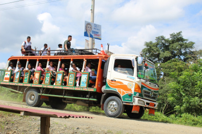 Las rancheras o también denominadas chivas, vehículos de pasajeros artesanalmente adaptados a partir de camiones.