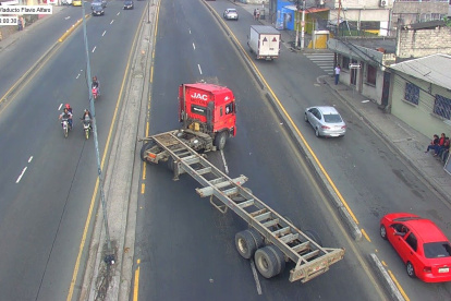 Un cabezal presenta fallas sobre el viaducto Flavio Alfaro, la mañana de este viernes 5 de julio.