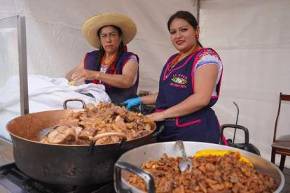 Las mujeres son parte de la feria gastronómica demoninada "Rescate de Sabores Ancestrales".