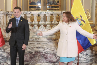El presidente de Ecuador, Daniel Noboa, y su homóloga peruana, Dina Boluarte, saludan durante la firman acuerdos este jueves, en el Palacio Nacional en Lima.