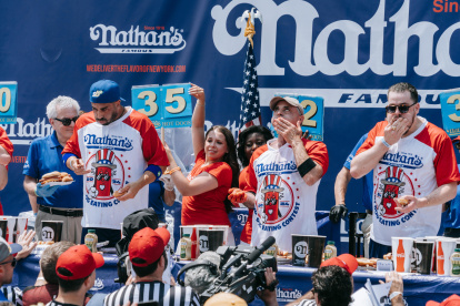 Concurso internacional de comer perritos calientes del 4 de julio de Nathan en Coney Island, en el distrito de Brooklyn de Nueva York, Nueva York, el 4 de julio de 2024.
