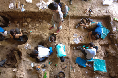 Los científicos han encontrado las evidencias más antiguas de asentamientos de los primeros humanos modernos (Homo sapiens) en el centro peninsular, en el "Abrigo de La Malia", en Tamajón (Guadalajara, España). En la foto, el yacimiento de Abrigo de La Malia durante su excavación.  Foto: Javier Trueba (MSF)