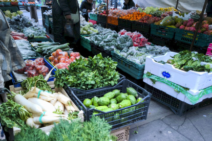 Frutas y verduras en un mercado, en una fotografía de archivo. EFE/ Guillermo Garrido