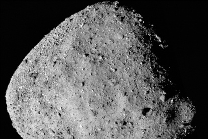 Fotografía de archivo en mosaico del asteroide Bennu compuesta por 12 imágenes recopiladas por una de las cámaras de la nave espacial OSIRIS-REx.