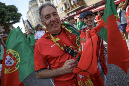 Los seguidores de Portugal animan en el barrio portugués de Hamburgo antes del partido de fútbol de cuartos de final de la UEFA EURO 2024 entre Portugal y Francia en Hamburgo, Alemania, el 5 de julio de 2024. (Francia, Alemania, Hamburgo)