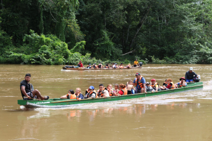 Migrantes llegan en canoa por el río Tuquesa desde el poblado de Bajo Chiquito hasta el centro de recepción de Lajas Blancas en el Darién.