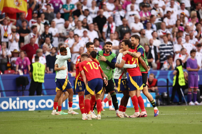 Los jugadores de España celebran el gol del 2-1 durante el partido de fútbol de cuartos de final de la UEFA EURO 2024 entre España y Alemania.