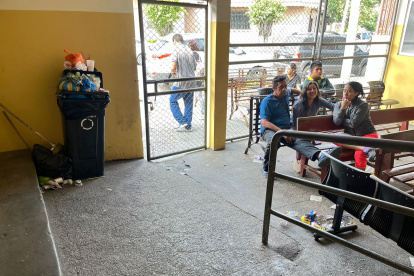 La sala de espera del Centro de Salud de la ciudadela Martha de Roldós se encuentra con basura regada.