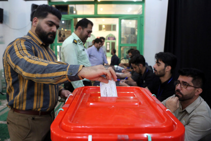 Un iraní vota en la ciudad de Varamin en la segunda vuelta de las elecciones presidenciales, el 5 de julio de 2024.