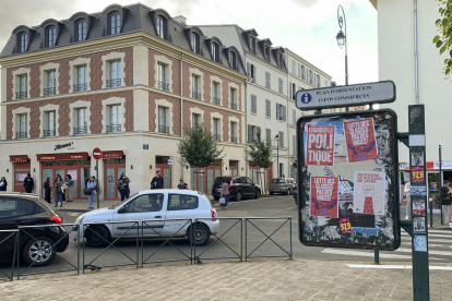 Carteles electorales en una avenida de la ciudad de Pontoise, a 30 kilómetros de París. Este domingo se celebran unos comicios legislativos que podrían dar un vuelco inédito en el país.
