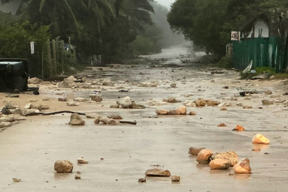 Quintana Roo. Una calle obstruida durante la entrada del huracán Beryl.