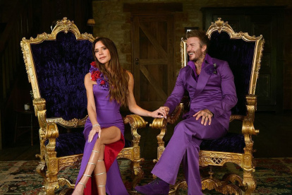 Victoria y David Beckham celebraron su aniversario 25 con una sesión de fotos en la que utilizaron los mismos trajes que en la celebración de su boda.