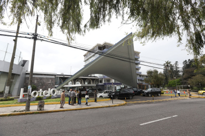 El Hotel Quito fue construido desde 1958 para una cumbre internacional que finalmente no se realizó. Goza de una vista privilegiada.