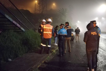La retroexcavadora removía tierras en un predio municipal.