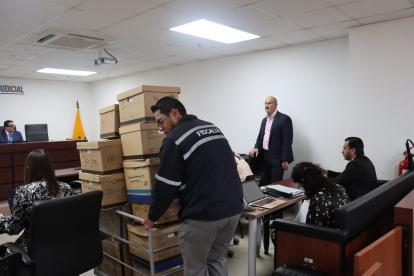 Quito. Funcionario de Fiscalía traslada el expediente del caso Encuentro.