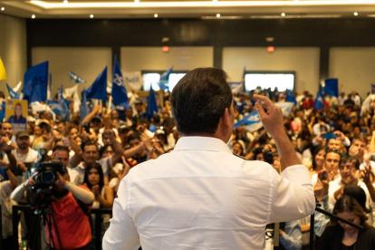 Henry Cucalón anuncia su precandidatura presidencial para 2025.