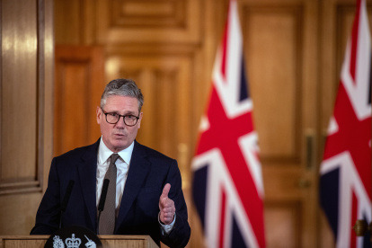 London (United Kingdom), 06/07/2024.- Britain"s Prime Minister Keir Starmer speaks during a news conference following his first cabinet meeting, at Downing Street in London, Britain, 06 July 2024. A former Bank of England economist, the first Black Briton to attend Harvard Law School and an ex-union worker are among those given top jobs in Britain"s first Labour government in 14 years. Keir Starmer became the country"s new prime minister on 05 July, after his party won a landslide victory in the general election. (deslizamiento de tierras, Reino Unido, Londres) EFE/EPA/CHRIS J. RATCLIFFE / POOL