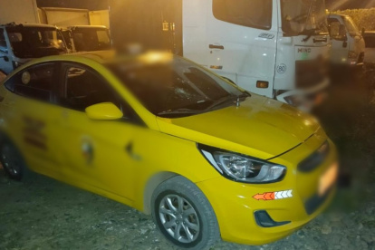 El vehículo tipo taxi estaba reportado como robado.