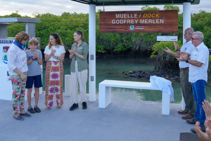 Autoridades durante la inauguración del nuevo muelle en Puerto Ayora, Galápagos.