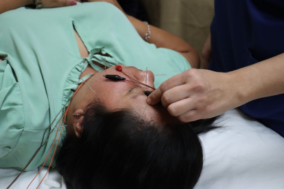 Es un tratamiento poco invasivo e indoloro, con múltiples beneficios. Libera el estrés y ansiedad.