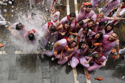 GRAFCAV4704. PAMPLONA, 06/07/2024.- Un grupo de jóvenes se divierten por las calles de Pamplona tras el lanzamiento del tradicional "txupinazo" con el que han dado comienzo las fiestas de San Fermín.  EFE/ Ainhoa Tejerina