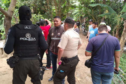 Miembros de la Policía acudieron al lugar para investigaciones.