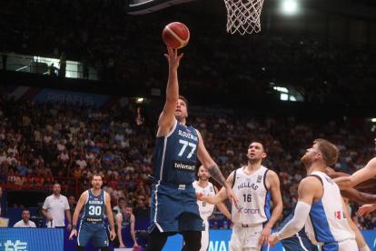 Luka Doncic (C) intenta encestar en el partido ante Grecia.