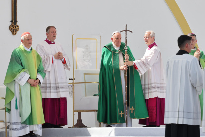 Trieste (Italy), 07/07/2024.- Pope Francis (C) leads a mass during a pastoral visit on the occasion of the 50th Social Week of Italian Catholics, at Piazza Unita d"Italia in Trieste, Italy, 07 July 2024. (Papa, Italia) EFE/EPA/GABRIELE CROZZOLI