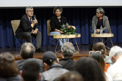 El presidente de la Agencia EFE, Miguel Ángel Oliver; la cofundadora y directora de Efecto Cocuyo, Luz Mely Reyes, y Yolanda Ruiz, periodista y columnista a cargo del Consultorio Ético de la Fundación Gabo, participan en la charla "Informar en tiempos de polarización" este sábado 6 de julio en Bogotá.
