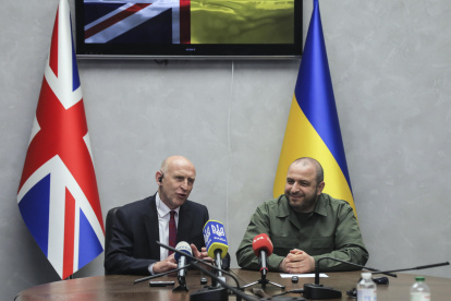 Odesa (Ukraine), 07/07/2024.- British Defense Secretary John Healey (L) and his Ukrainian counterpart Rustem Umerov (R) attend a joint press conference in Odesa, southwestern Ukraine, 07 July 2024. Healey, who has been recently appointed as Britain"s new defense secretary, arrived in Ukraine to meet with top officials amid the ongoing Russian invasion. (Rusia, Ucrania, Reino Unido) EFE/EPA/IGOR TKACHENKO