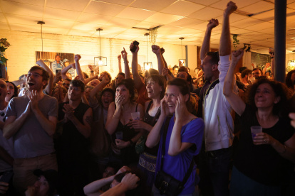 Marseille (France), 07/07/2024.- People react at the announcement of the parliamentary election victory of the New Popular Front, a coalition of French left-wing parties, in a bar in the center of Marseille, south of France, 07 July 2024. France voted on 07 July for the second round of the legislative elections. According to the first official results, the leftist alliance Le Nouveau Front Populaire (NFP) came ahead of French President Macron"s ruling coaltion and the extreme right Rassemblement National (RN). (Elecciones, Francia, Marsella) EFE/EPA/TERESA SUAREZ