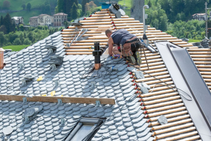 Los techos blancos o techos fríos reflejan la luz solar en lugar de absorberla