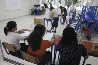 Referencial. Una mesa electoral femenina en la Consulta Popular de abril de 2024.