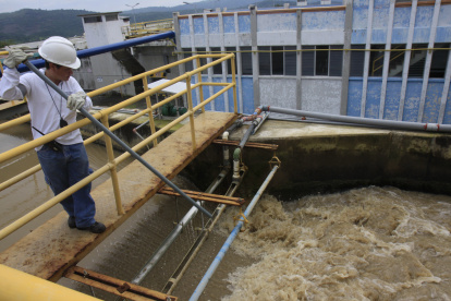 Las plantas potabilizadoras reciben el líquido de afluentes que han recibido múltiples elementos contaminantes.