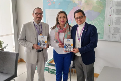 Ana Fernanda Sánchez, de Fundación Los Fresnos; y autoridades del Ministerio de Salud Pública.